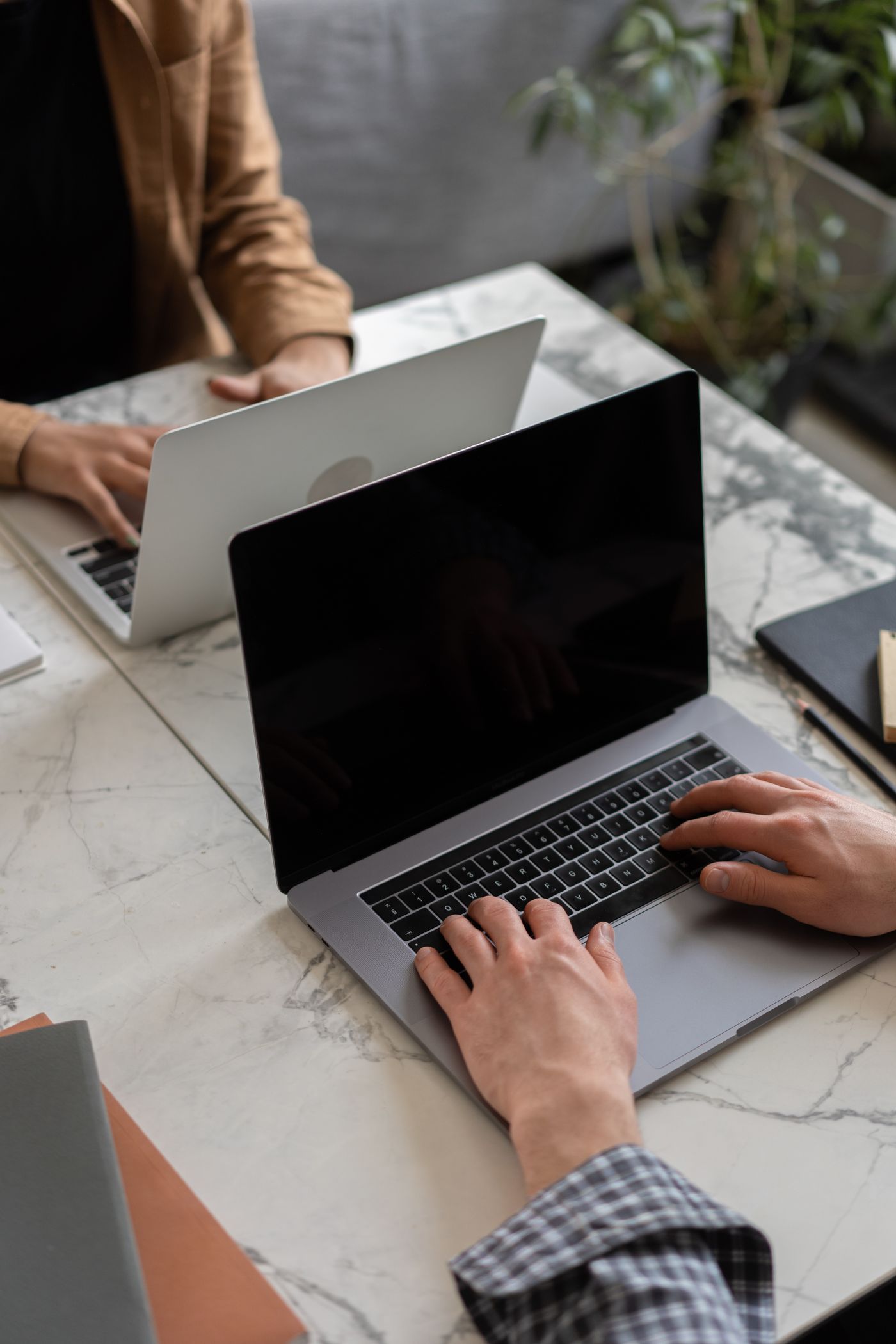 Hände tippen auf Laptop