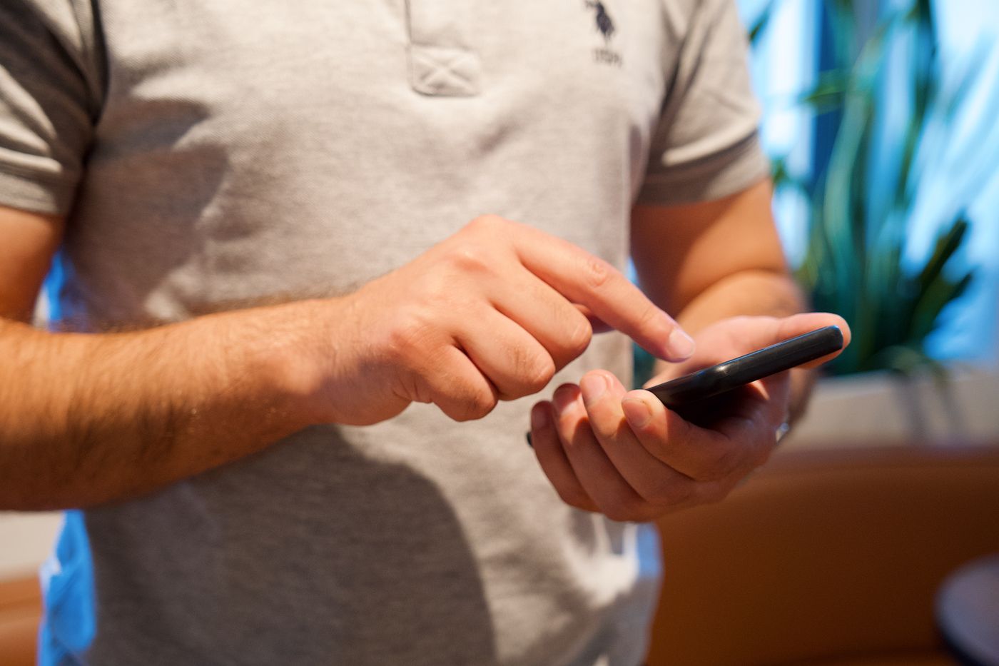 Hand tippt auf Smartphone