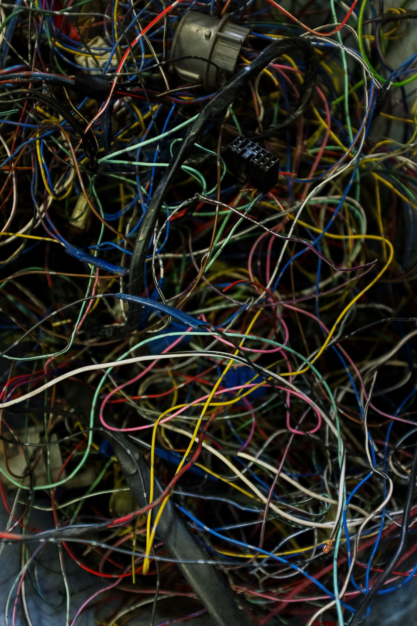 Kabelchaos in bunten Farben