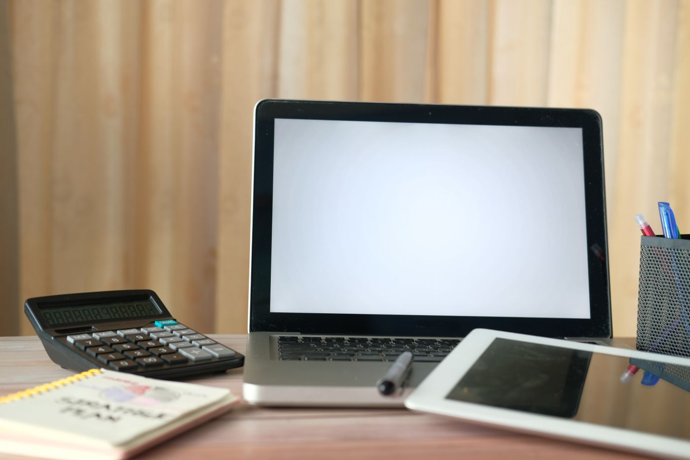 Laptop und Tablet auf dem Schreibtisch