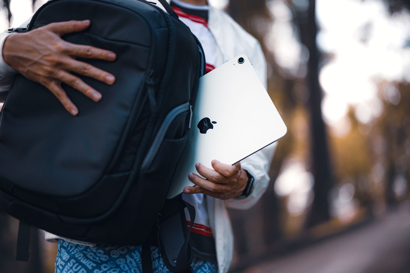 Rucksack und Tablet unterwegs