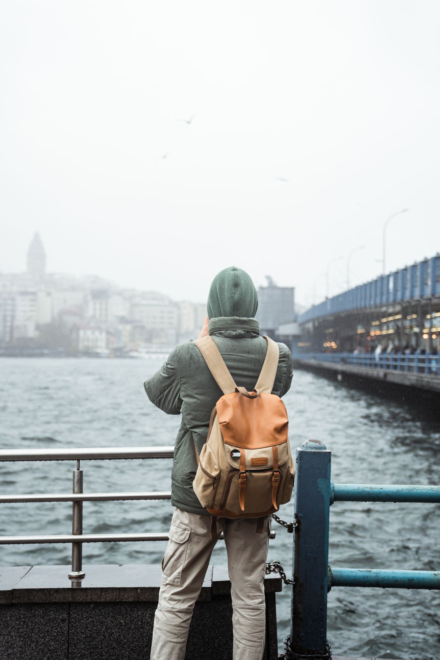 Spaziergang am Wasser mit Rucksack