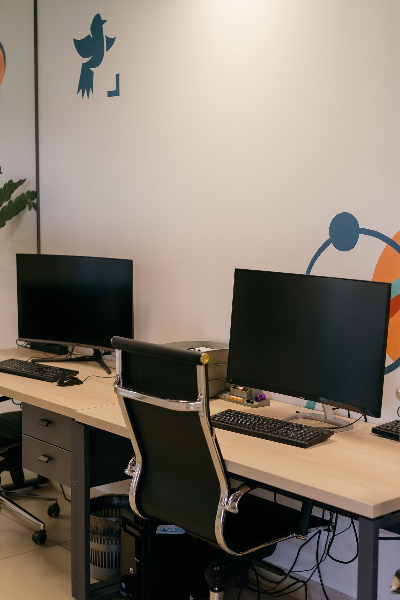 Schreibtisch mit mehreren Monitoren